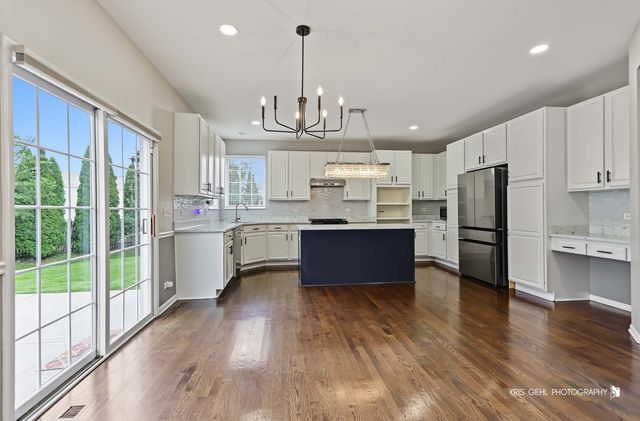 408 Pinehurst Court, Gurnee, IL 60031