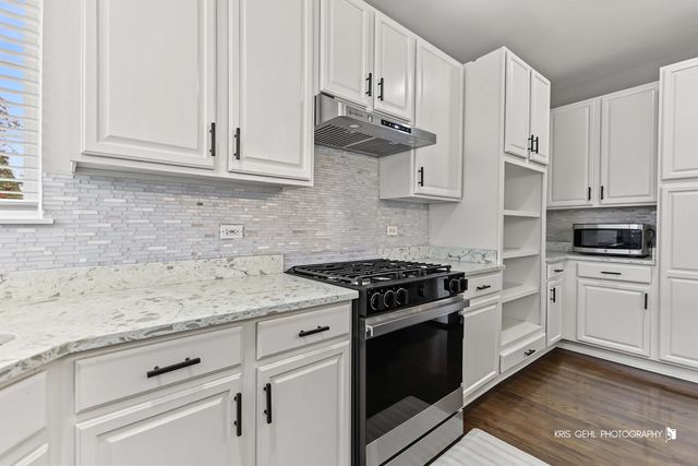 408 Pinehurst Court, Gurnee, IL 60031