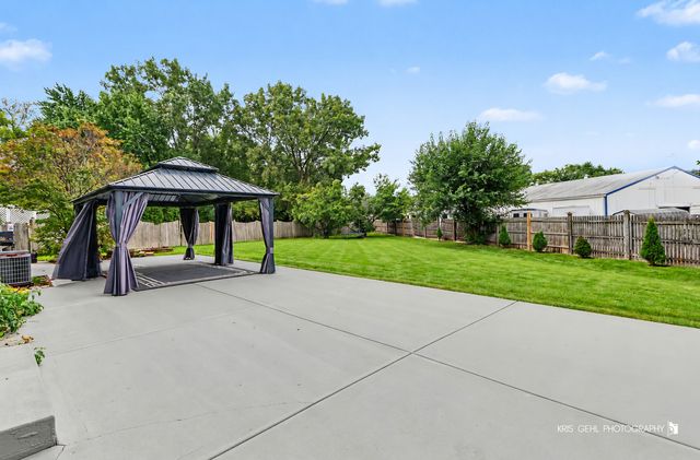 408 Pinehurst Court, Gurnee, IL 60031