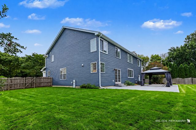 408 Pinehurst Court, Gurnee, IL 60031