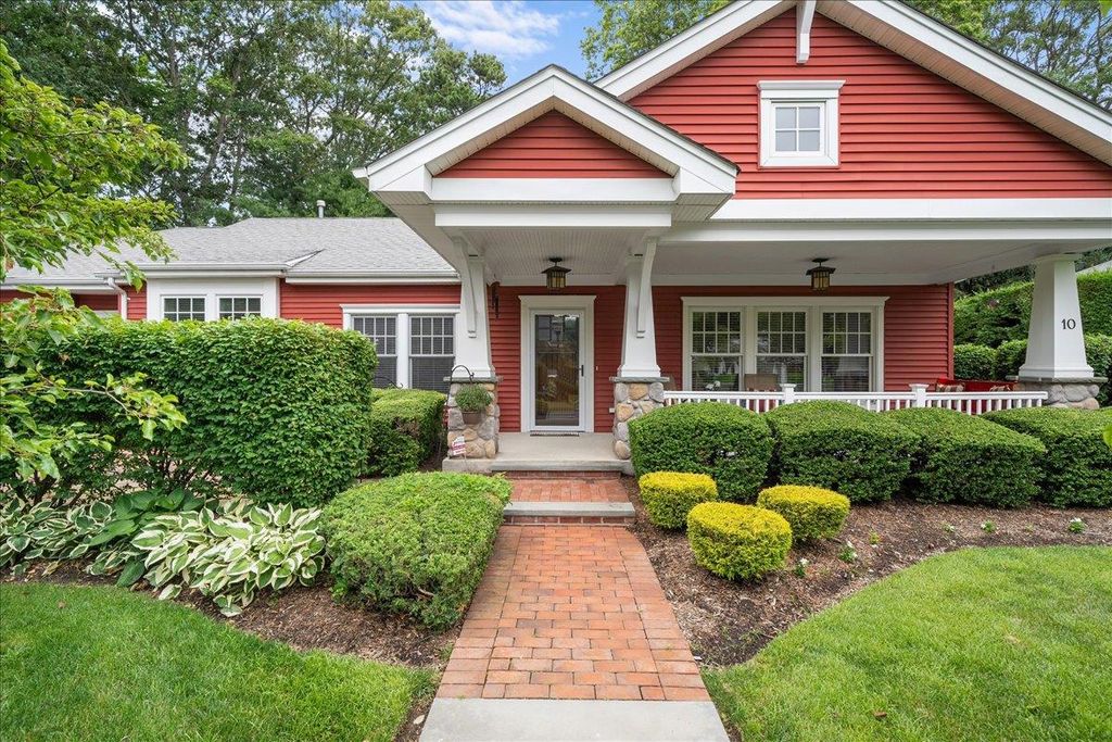 10 Cottage Drive, Bohemia, NY 11716