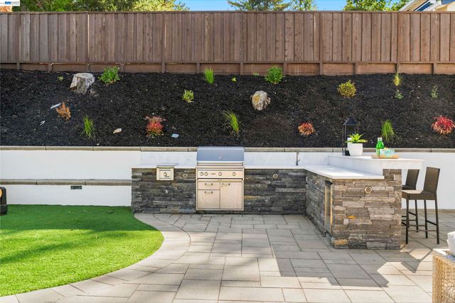 7420 Hansen Dr, Dublin, CA 94568