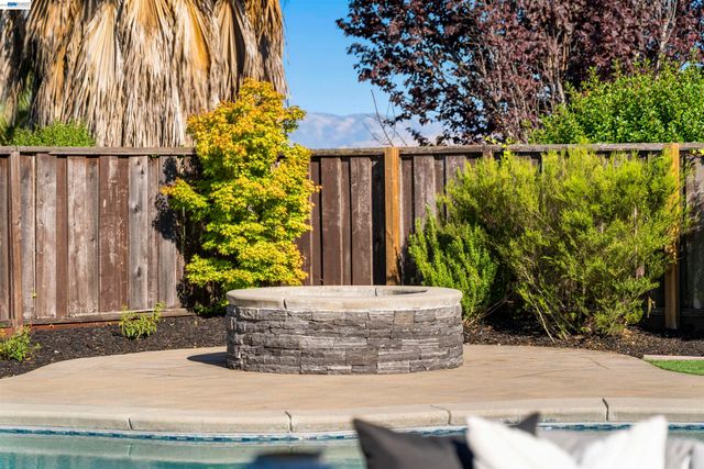 7420 Hansen Dr, Dublin, CA 94568
