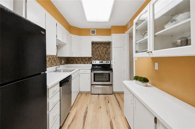 4545 Wornall Road 310, Kansas City, MO 64111