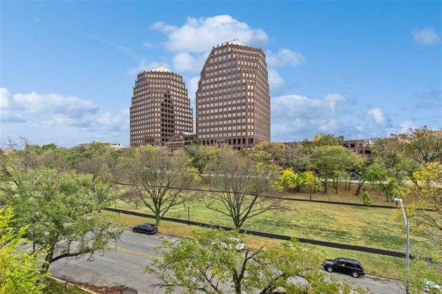 4545 Wornall Road 310, Kansas City, MO 64111