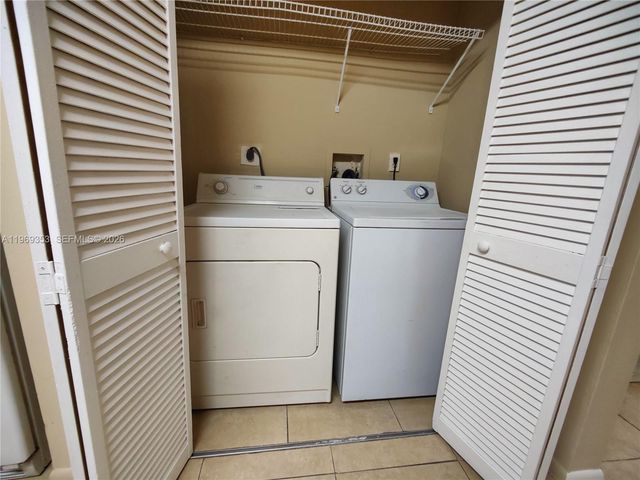 3441 NW 44th St 204, Oakland Park, FL 33309