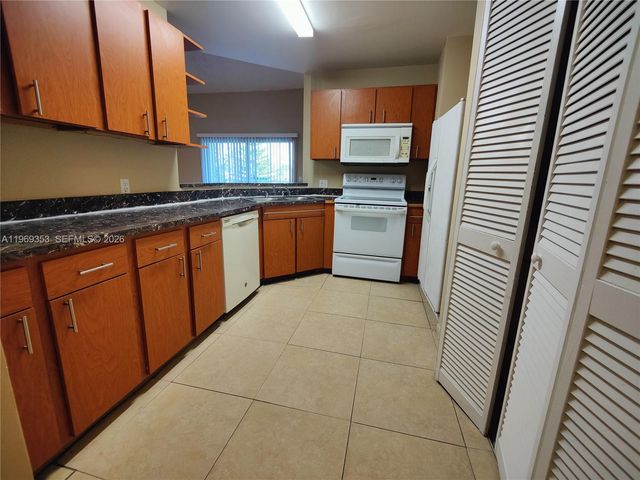 3441 NW 44th St 204, Oakland Park, FL 33309