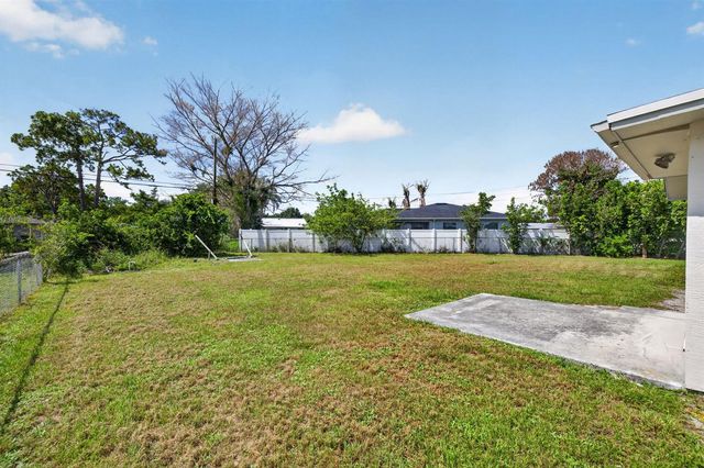 592 SW Banks Terrace, Port St. Lucie, FL 34953