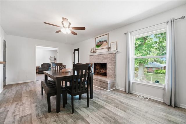 3916 Queen Ridge Drive, Independence, MO 64055