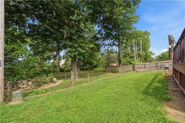 3916 Queen Ridge Drive, Independence, MO 64055