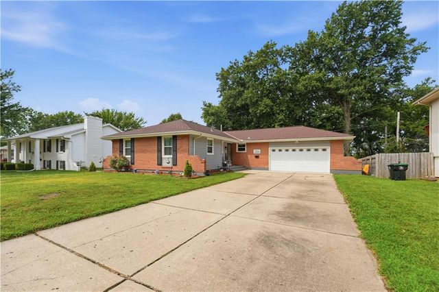 3916 Queen Ridge Drive, Independence, MO 64055