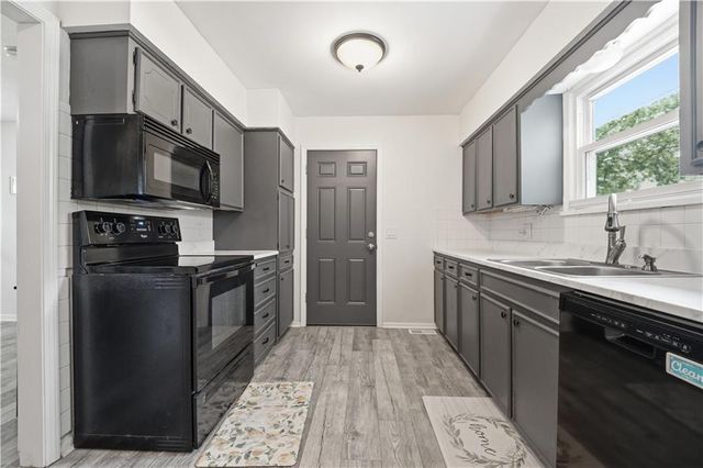 3916 Queen Ridge Drive, Independence, MO 64055