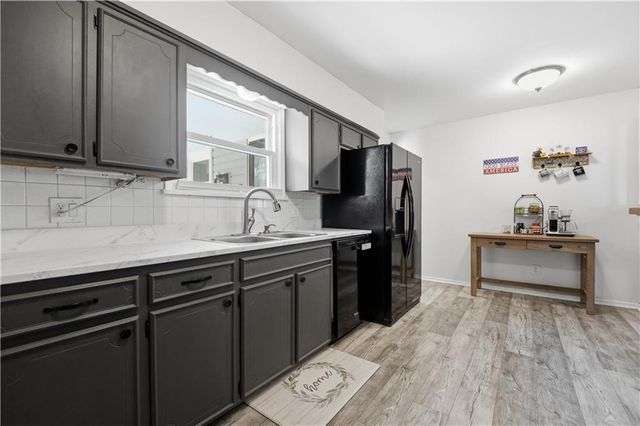 3916 Queen Ridge Drive, Independence, MO 64055
