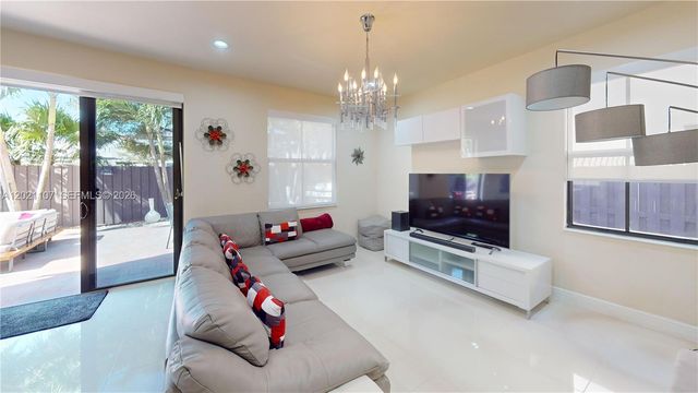 8610 NW 101st Pl, Doral, FL 33178