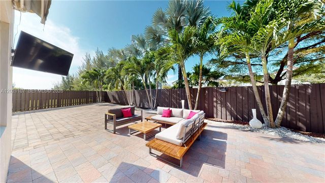 8610 NW 101st Pl, Doral, FL 33178