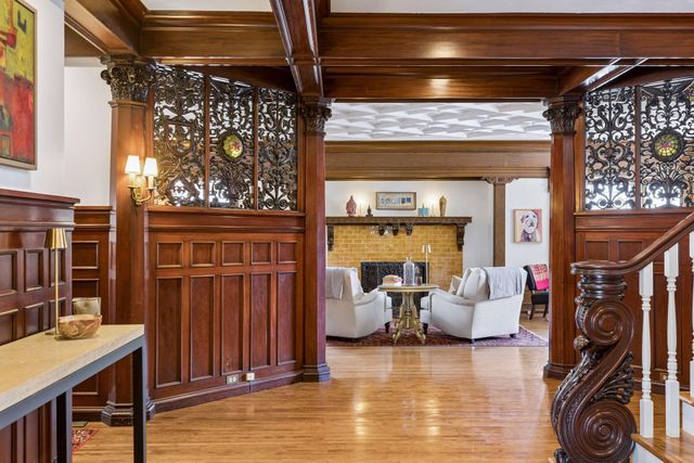 1807 Dupont Avenue S, Minneapolis, MN 55403