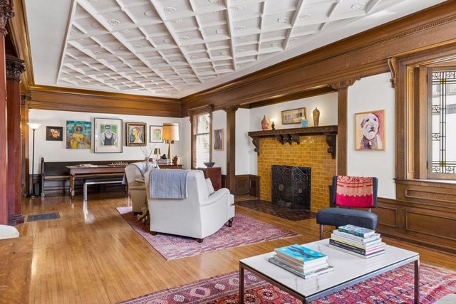 1807 Dupont Avenue S, Minneapolis, MN 55403