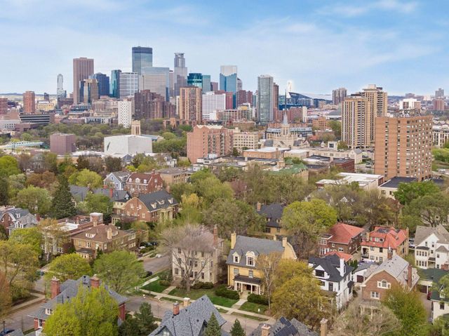 1807 Dupont Avenue S, Minneapolis, MN 55403
