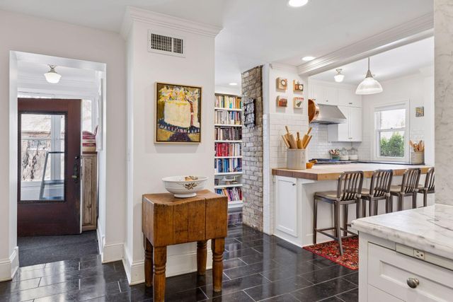 1807 Dupont Avenue S, Minneapolis, MN 55403