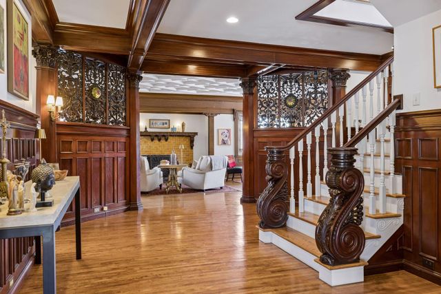 1807 Dupont Avenue S, Minneapolis, MN 55403