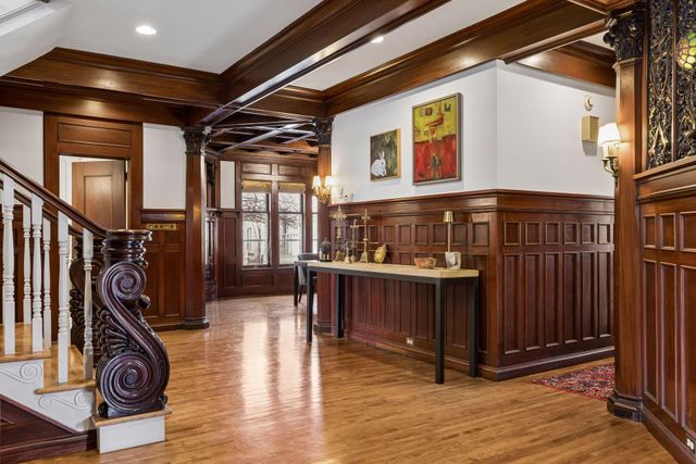 1807 Dupont Avenue S, Minneapolis, MN 55403
