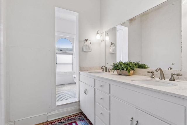 1807 Dupont Avenue S, Minneapolis, MN 55403