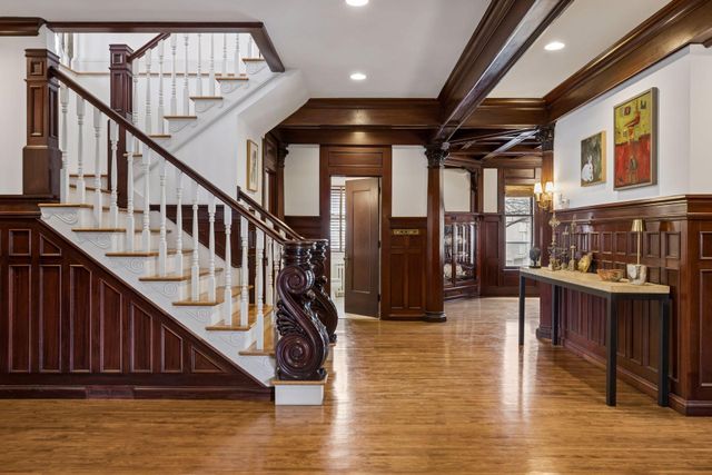 1807 Dupont Avenue S, Minneapolis, MN 55403