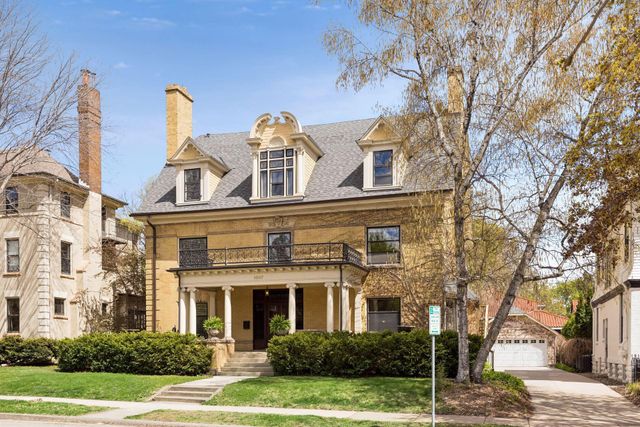 1807 Dupont Avenue S, Minneapolis, MN 55403