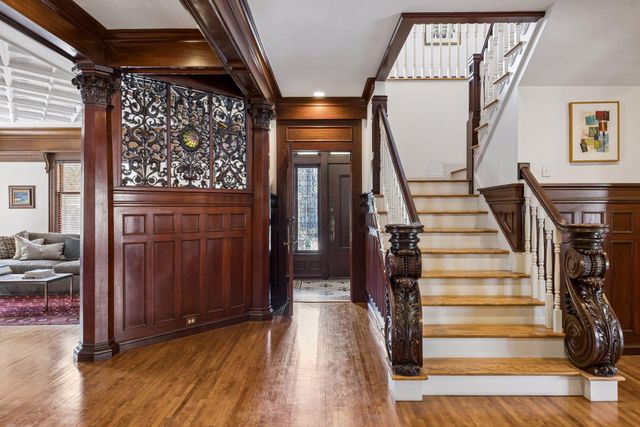 1807 Dupont Avenue S, Minneapolis, MN 55403