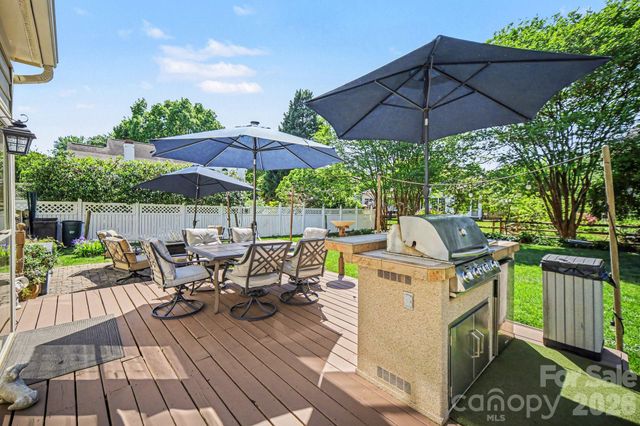 608 Eden Wood Court, Matthews, NC 28105