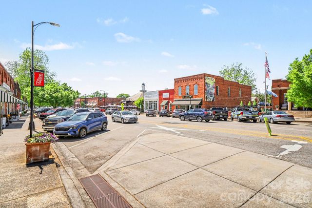 608 Eden Wood Court, Matthews, NC 28105