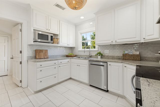 3627 S Versailles Avenue, Dallas, TX 75209