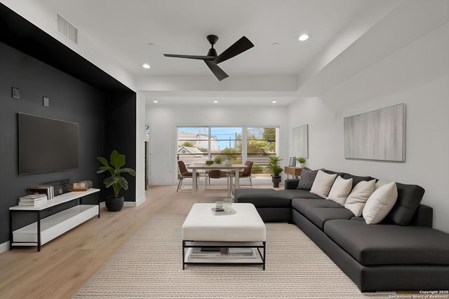 308 S Mesquite St # 103, San Antonio, TX 78203