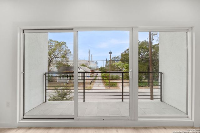 308 S Mesquite St # 103, San Antonio, TX 78203