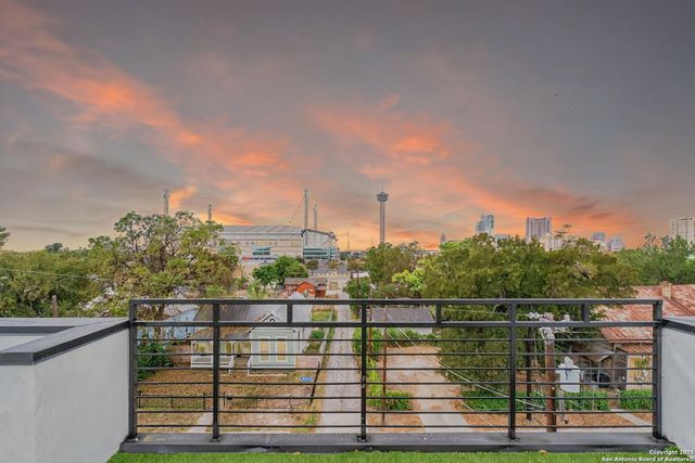 308 S Mesquite St # 103, San Antonio, TX 78203