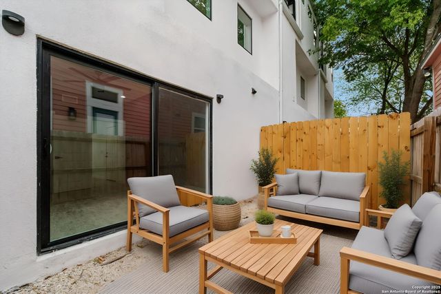 308 S Mesquite St # 103, San Antonio, TX 78203