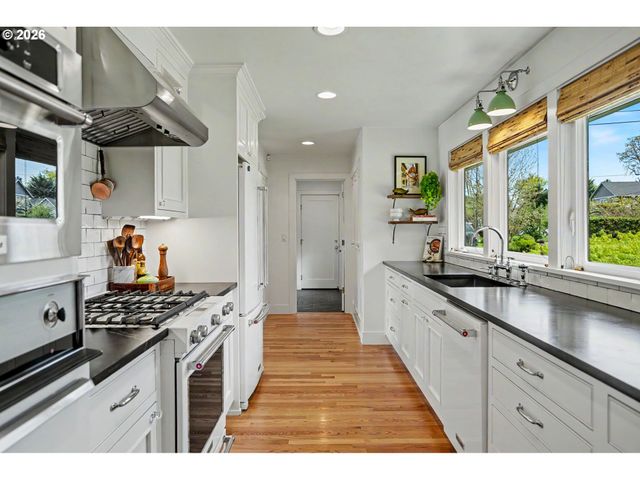 1017 JONES Ave, Albany, OR 97321