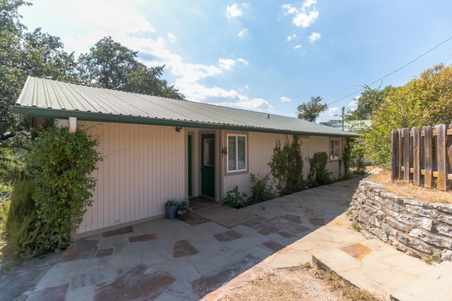 25201 & 25203 Lakeview DR, Spicewood, TX 78669