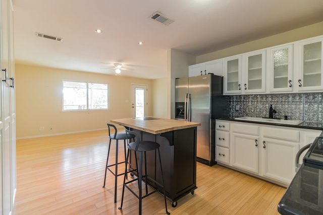 25201 & 25203 Lakeview DR, Spicewood, TX 78669