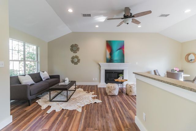 25201 & 25203 Lakeview DR, Spicewood, TX 78669