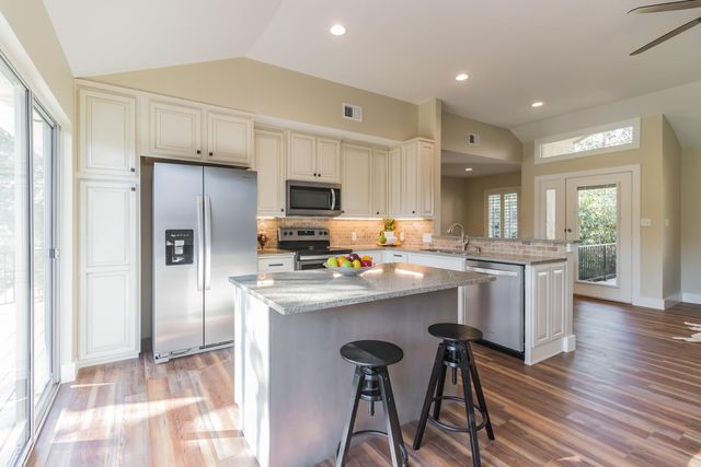 25201 & 25203 Lakeview DR, Spicewood, TX 78669