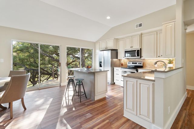 25201 & 25203 Lakeview DR, Spicewood, TX 78669