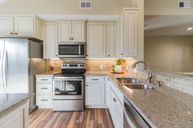 25201 & 25203 Lakeview DR, Spicewood, TX 78669