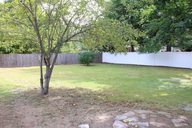 158 Woodcrest Rd, Springfield, MA 01029