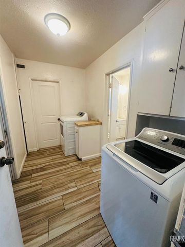 1625 Crestmont Drive, Bakersfield, CA 93306