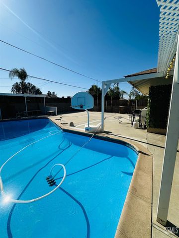1625 Crestmont Drive, Bakersfield, CA 93306