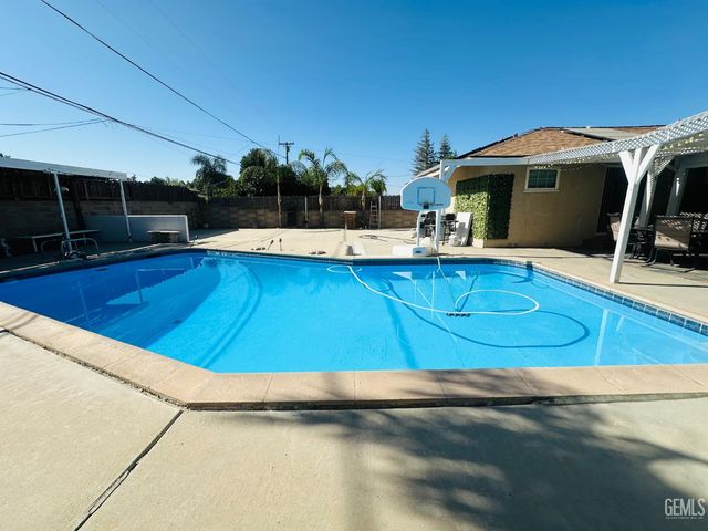 1625 Crestmont Drive, Bakersfield, CA 93306