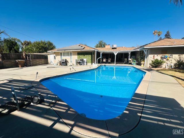 1625 Crestmont Drive, Bakersfield, CA 93306