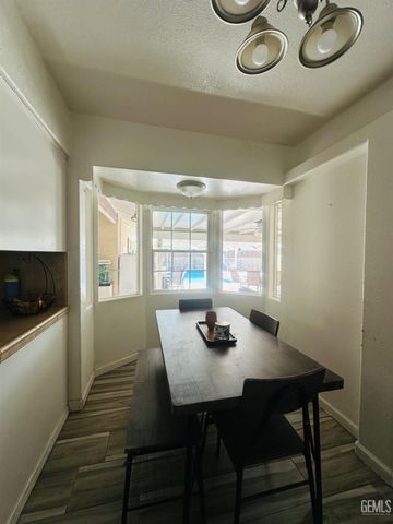 1625 Crestmont Drive, Bakersfield, CA 93306