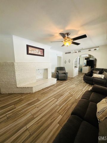 1625 Crestmont Drive, Bakersfield, CA 93306